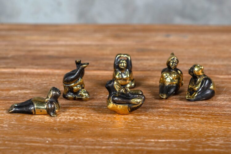 Figuras decorativas en poses de yoga