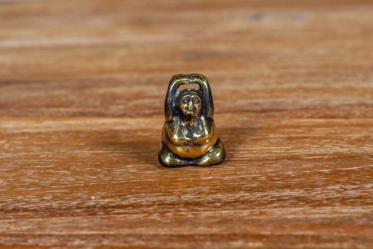 Figuras decorativas en poses de yoga - Imagen 4