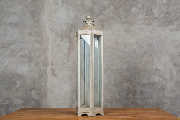 Farol de metal y vidrio