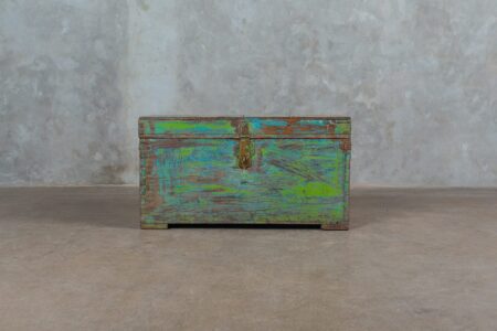 Baúl de madera pintada