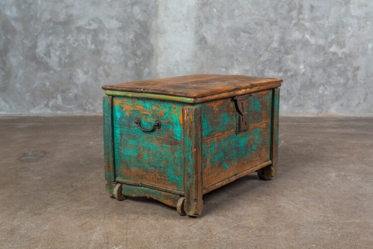 Baúl de madera con ruedas y pintura decapada - Imagen 4