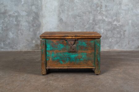 Baúl de madera con ruedas y pintura decapada
