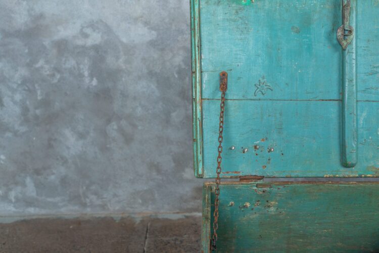 Baúl de madera pintura celeste decapada - Imagen 6