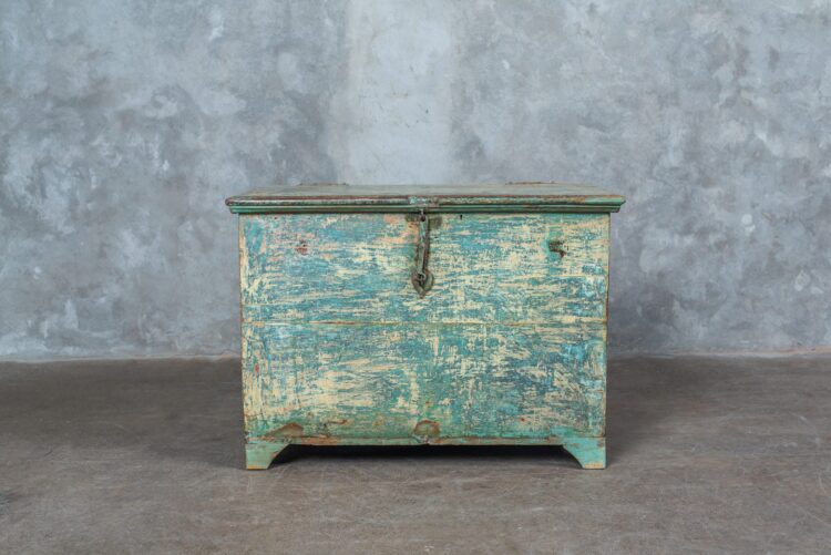 Baúl de madera pintura celeste decapada