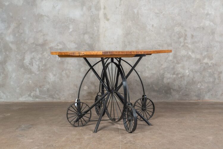Mesa de fierro y madera
