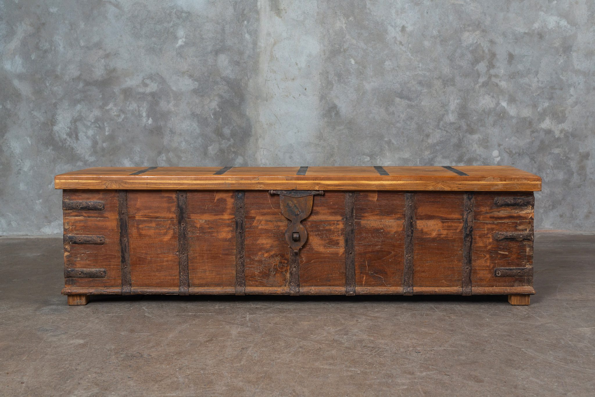 Baúl de madera natural con aplicaciones en fierro – Tienda Himalaya