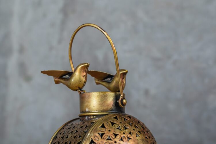 Farol de metal con pajaritos tallado - Imagen 2