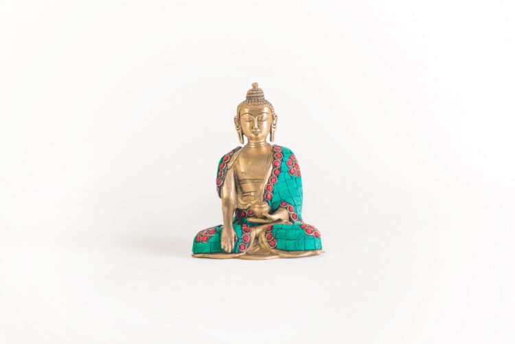 Buda de bronce y piedras
