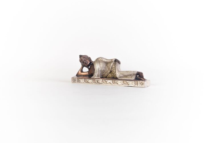 Buda recostado de bronce - Imagen 5