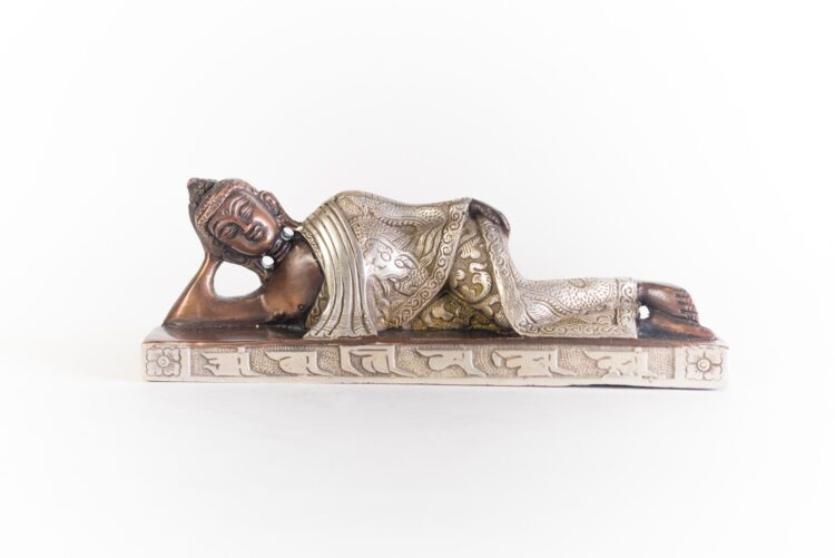 Buda recostado de bronce