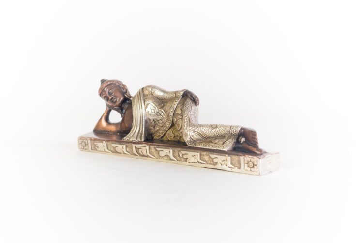 Buda recostado de bronce - Imagen 3