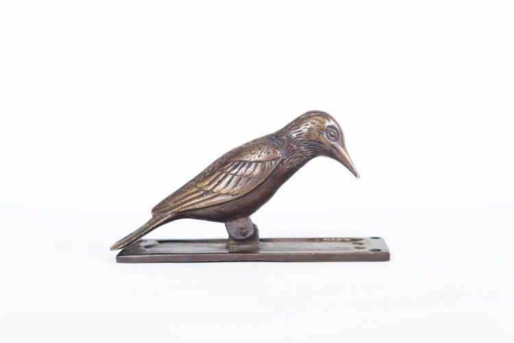 Tocapuerta de bronce pájaro