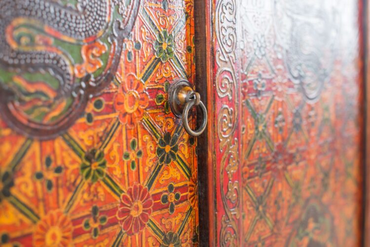 Gabinete tibetano pintado a mano - Imagen 5