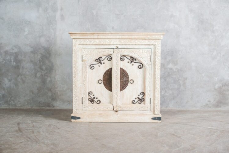 Cabinet hindu con aplicaciones en metal