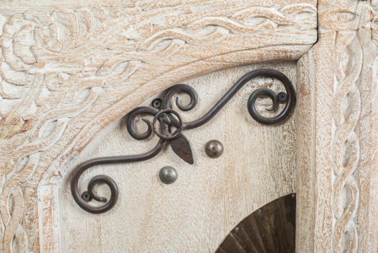 Cabinet hindu con aplicaciones en metal - Imagen 6