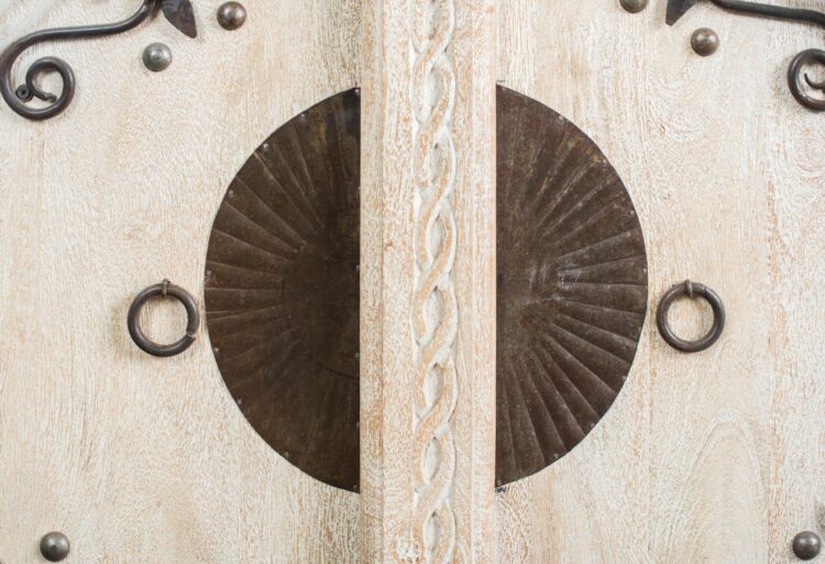 Cabinet hindu con aplicaciones en metal - Imagen 5