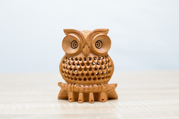 Búho de madera