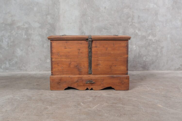Baúl antiguo de madera