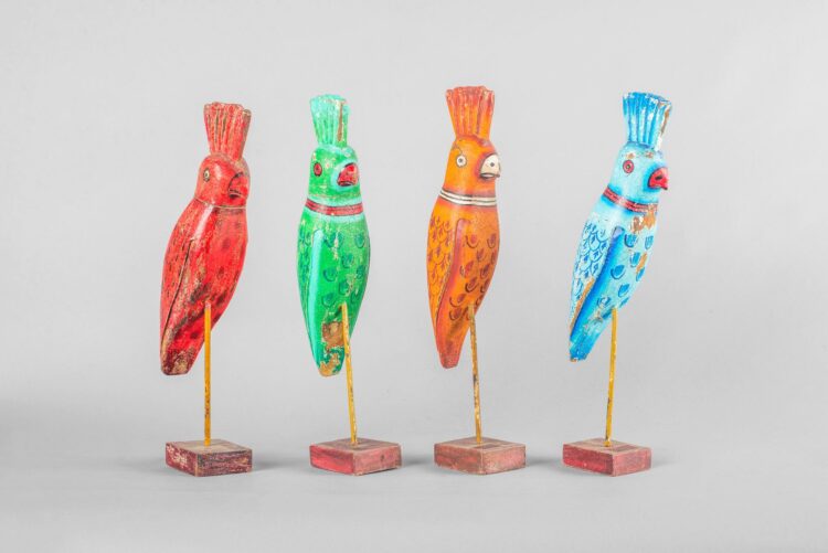 Loro de madera pintado