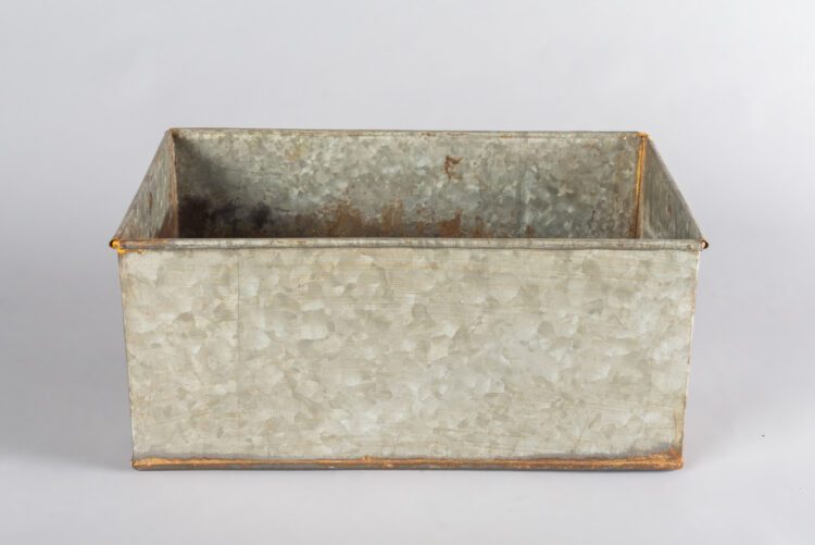 Contenedor rectangular de metal