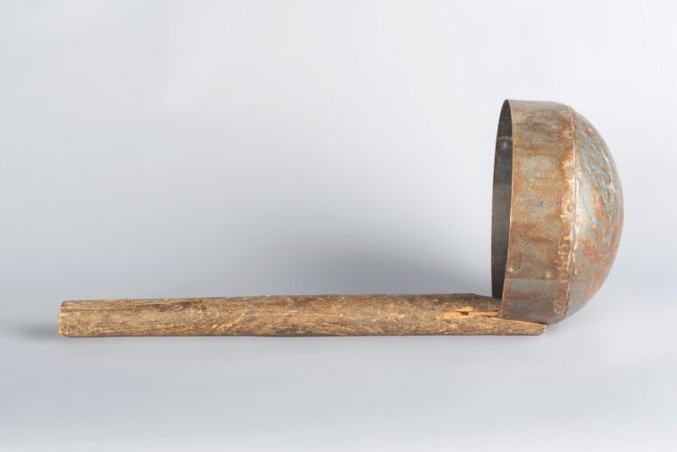Cucharón de Fierro y Madera