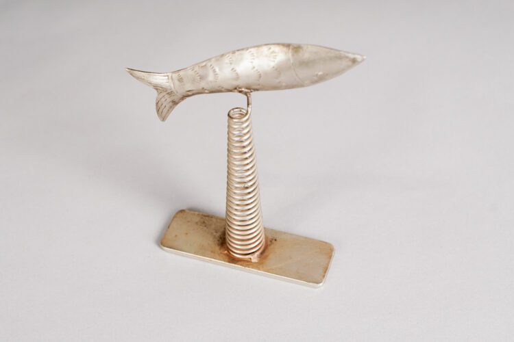 Escultura Pez en Pedestal - Imagen 3