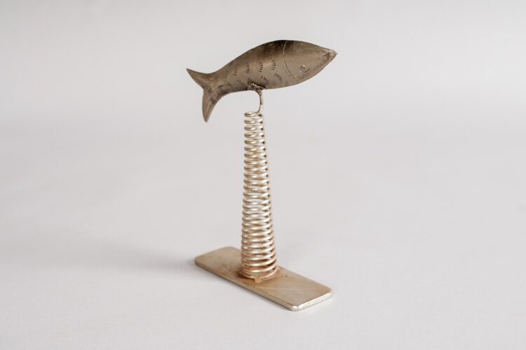Escultura Pez en Pedestal - Imagen 4