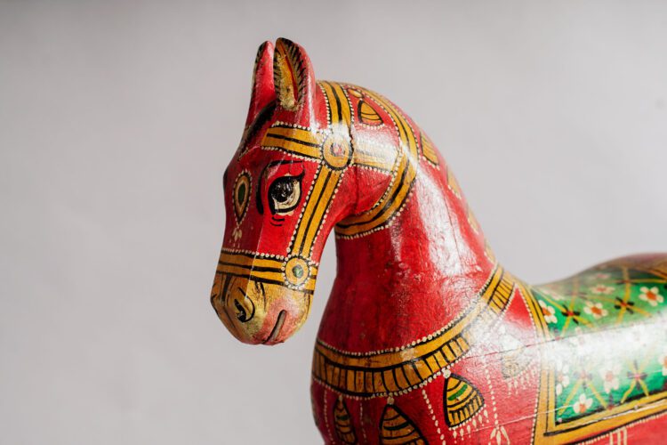 Caballo Madera en Pedestal - Imagen 2