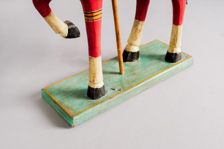 Caballo Madera en Pedestal - Imagen 3