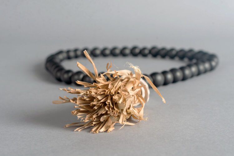 Collar Decorativo Cuentas de Madera Negro - Imagen 2