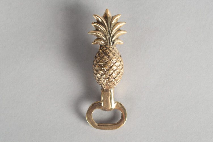 Abre Botellas en Bronce Piña