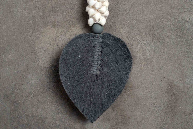 Cuelga Simple Corazon Negro y Conchas - Imagen 5