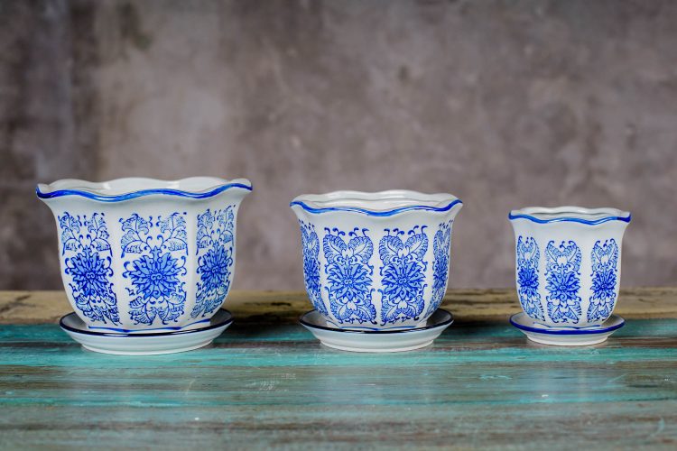 Macetero con plato Azul y Blanco , Diseño Vertical