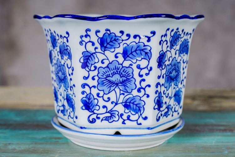 Macetero con plato Azul y Blanco , Diseño Flor Central y Hojas - Imagen 3