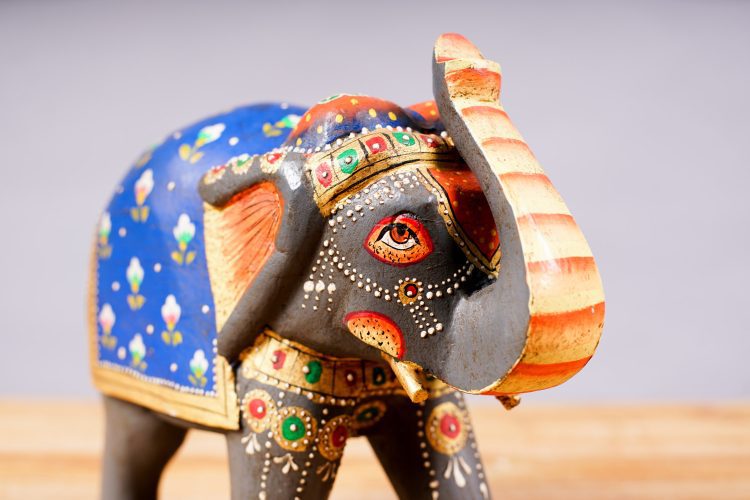 Elefante Mediano Madera Pintado (3 colores) - Imagen 2