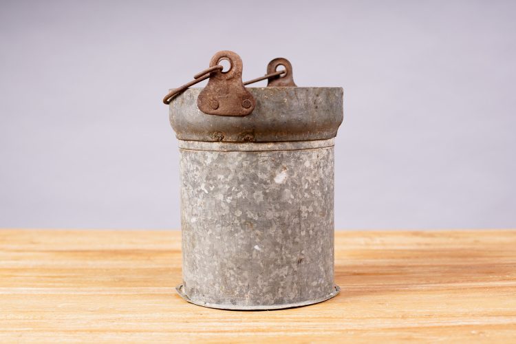 Balde Metálico Antiguo