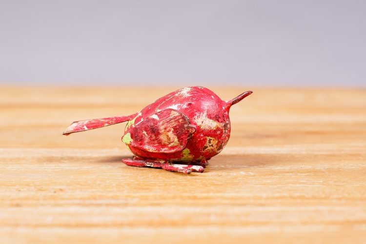 Pajarito de metal rojo