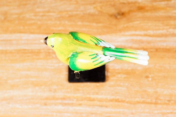 Pájaro de Metal  sobre pedestal Amarillo/ Verde - Imagen 3
