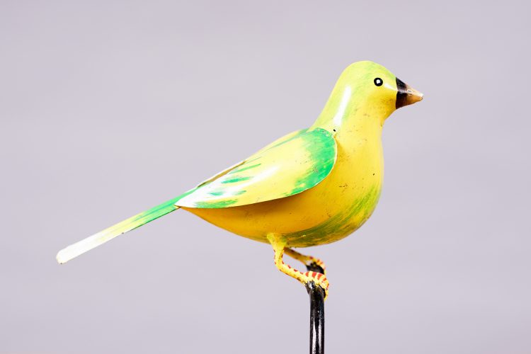 Pájaro de Metal  sobre pedestal Amarillo/ Verde - Imagen 5