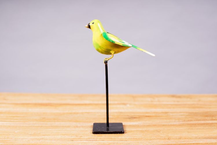 Pájaro de Metal  sobre pedestal Amarillo/ Verde
